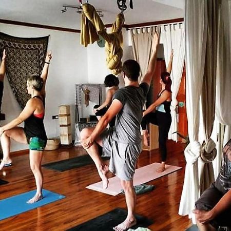 Urban Yoga House Hostel & Retreat Янина Екстериор снимка