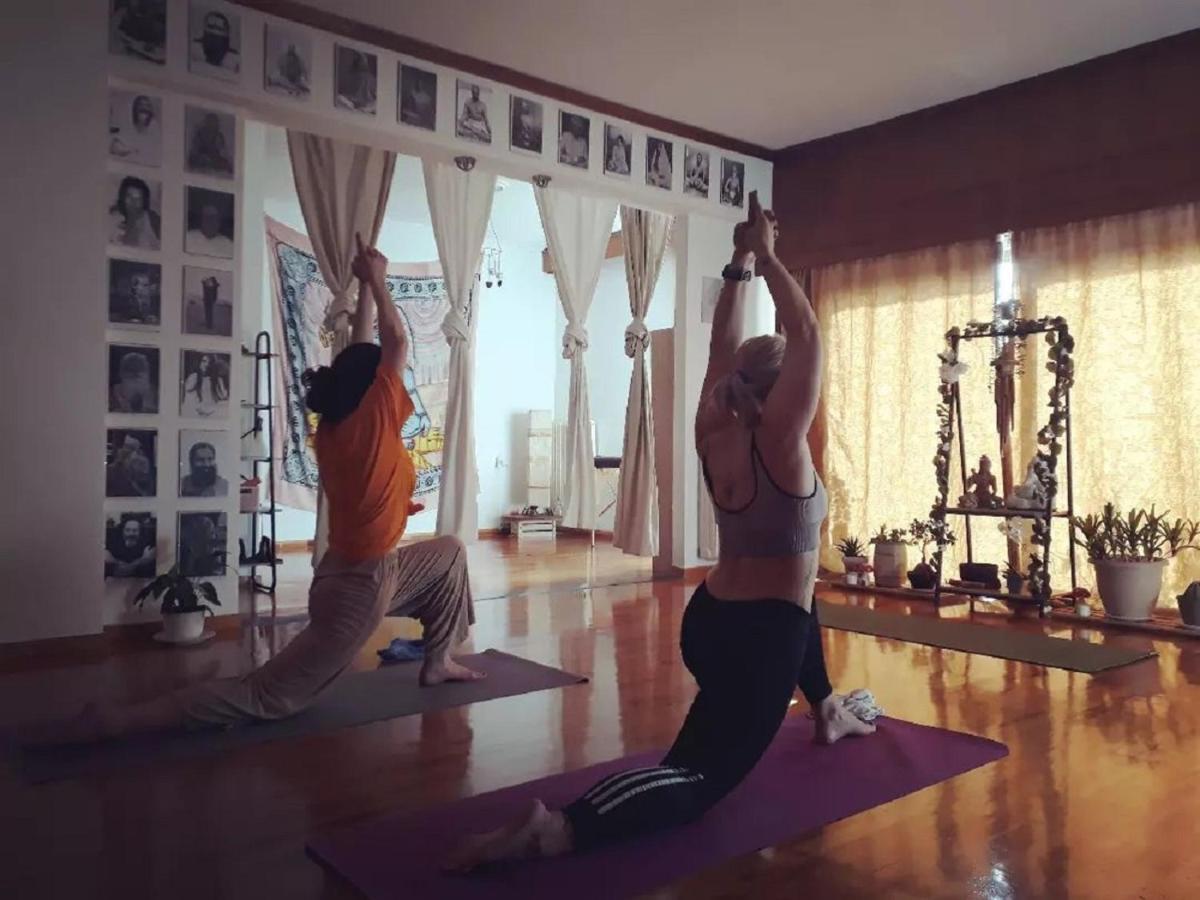 Urban Yoga House Hostel & Retreat Янина Екстериор снимка