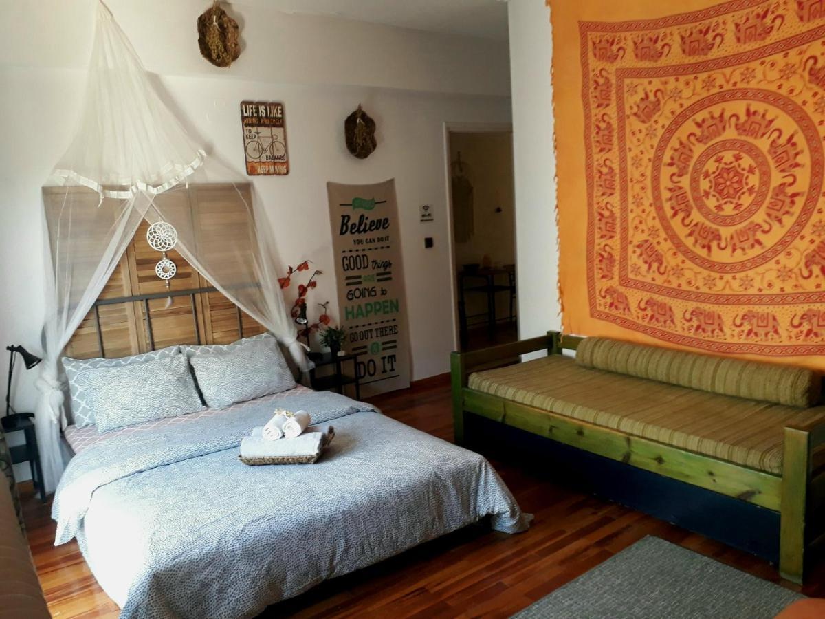 Urban Yoga House Hostel & Retreat Янина Екстериор снимка